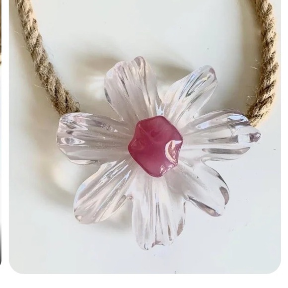NWOT • ZARA • Beautiful Daisy Flower Statement Rope Necklace • Pink Resin - Picture 3 of 10